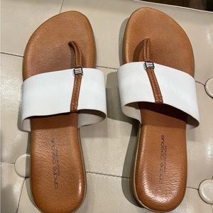 Andre Assous Nice Featherweights Thong. White Size 9. Gently worn